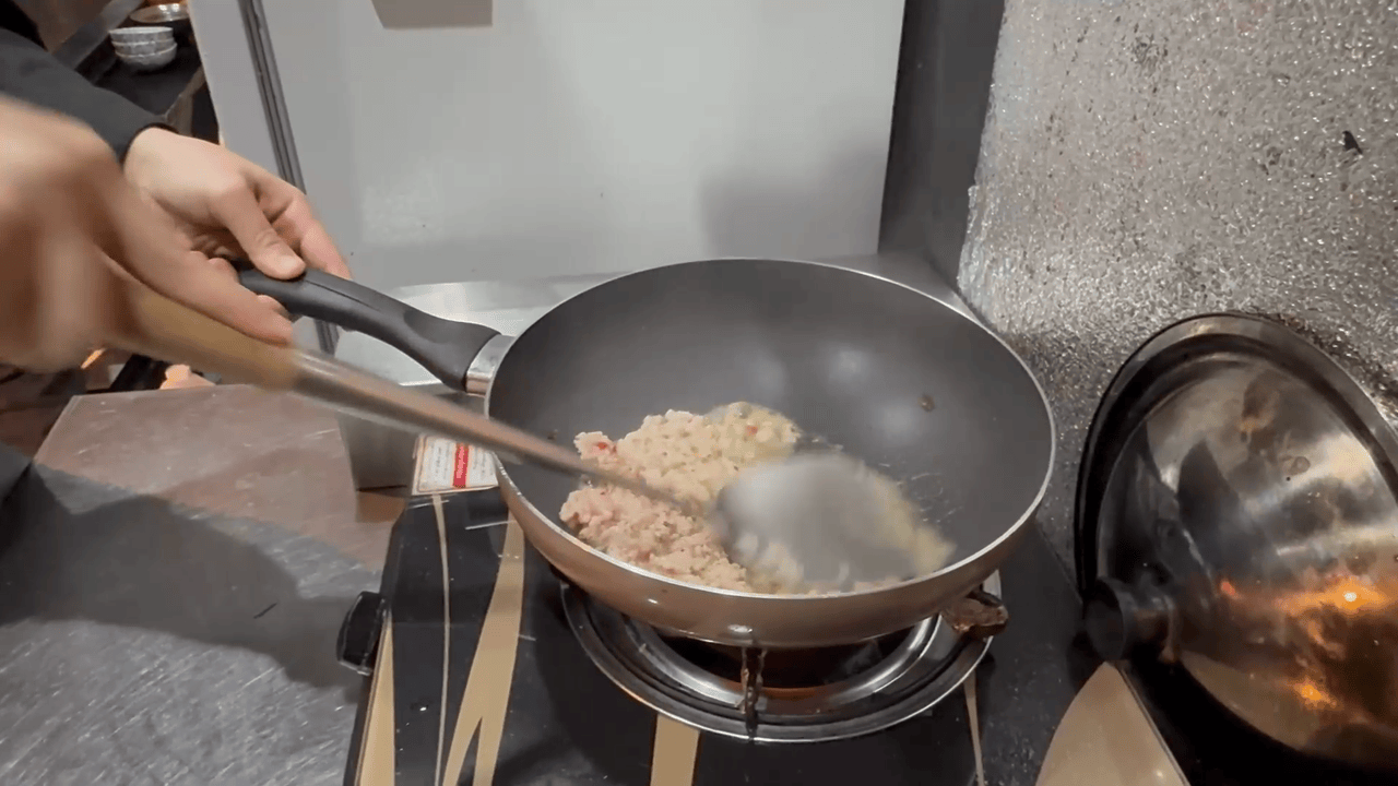 水を加えながら鶏ひき肉をほぐす