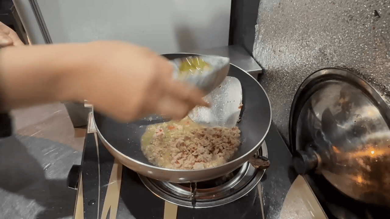 調味料を加える工程1