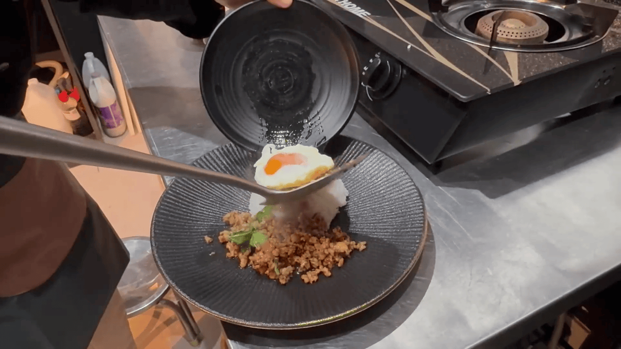 鶏ガパオを盛り付ける