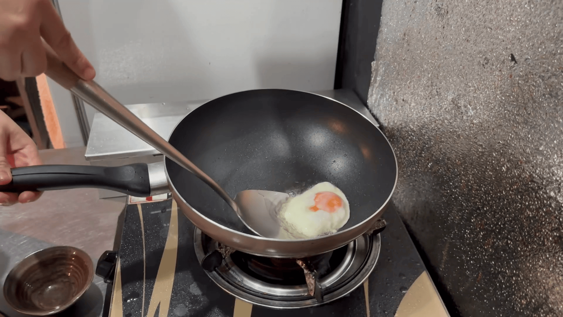 目玉焼きを仕上げる