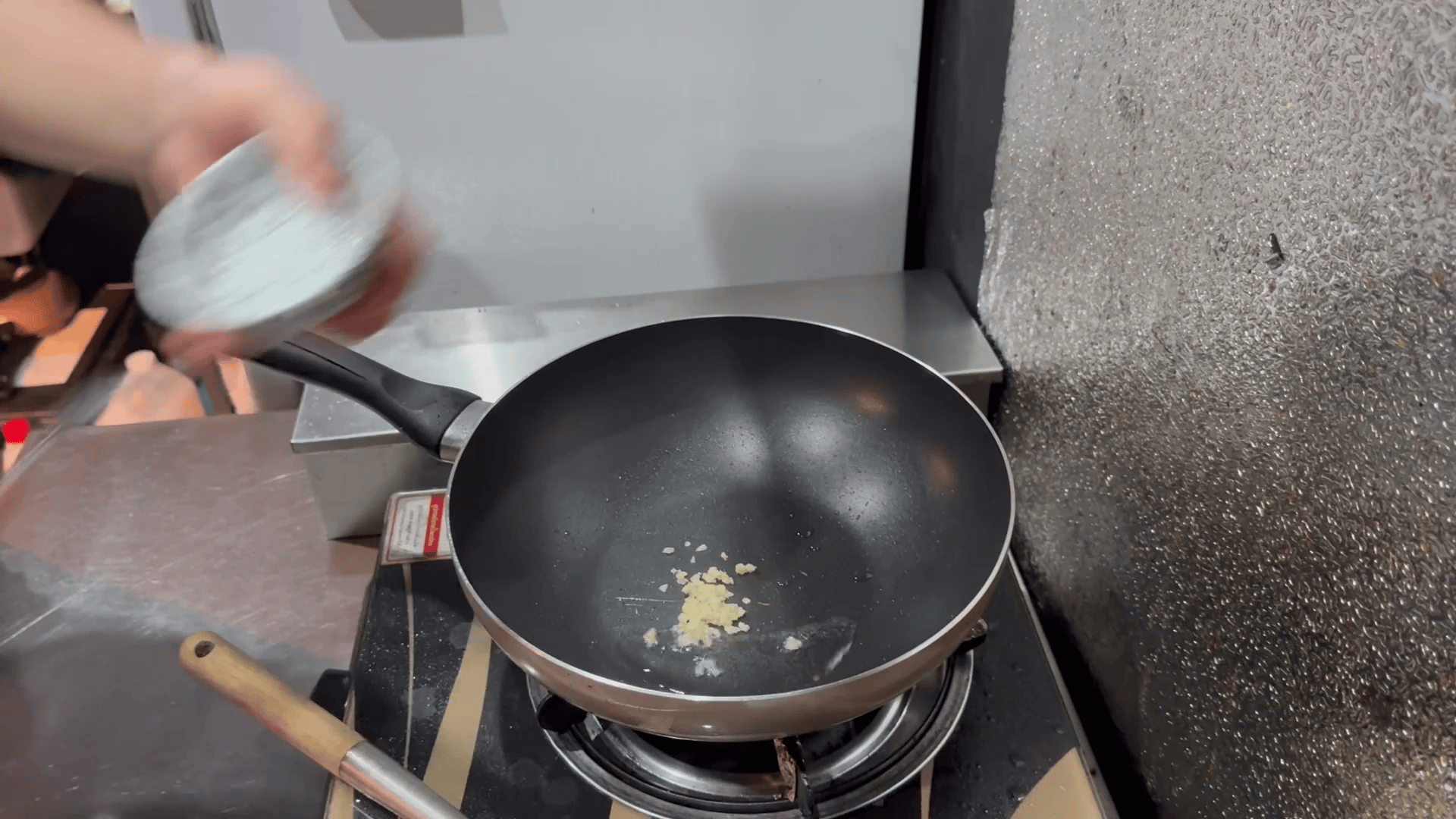 にんにくを炒める