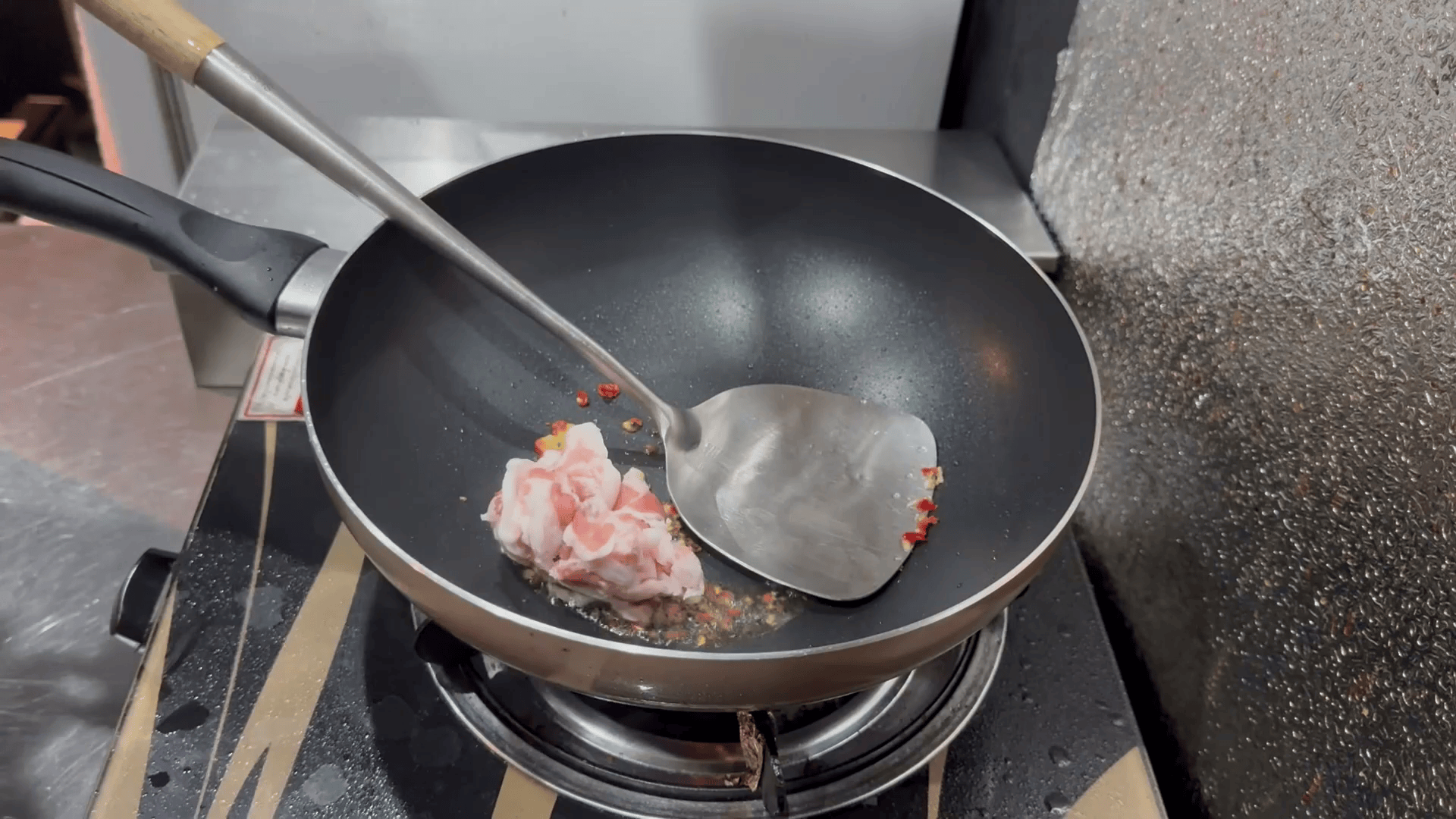 豚肉をフライパンに加える