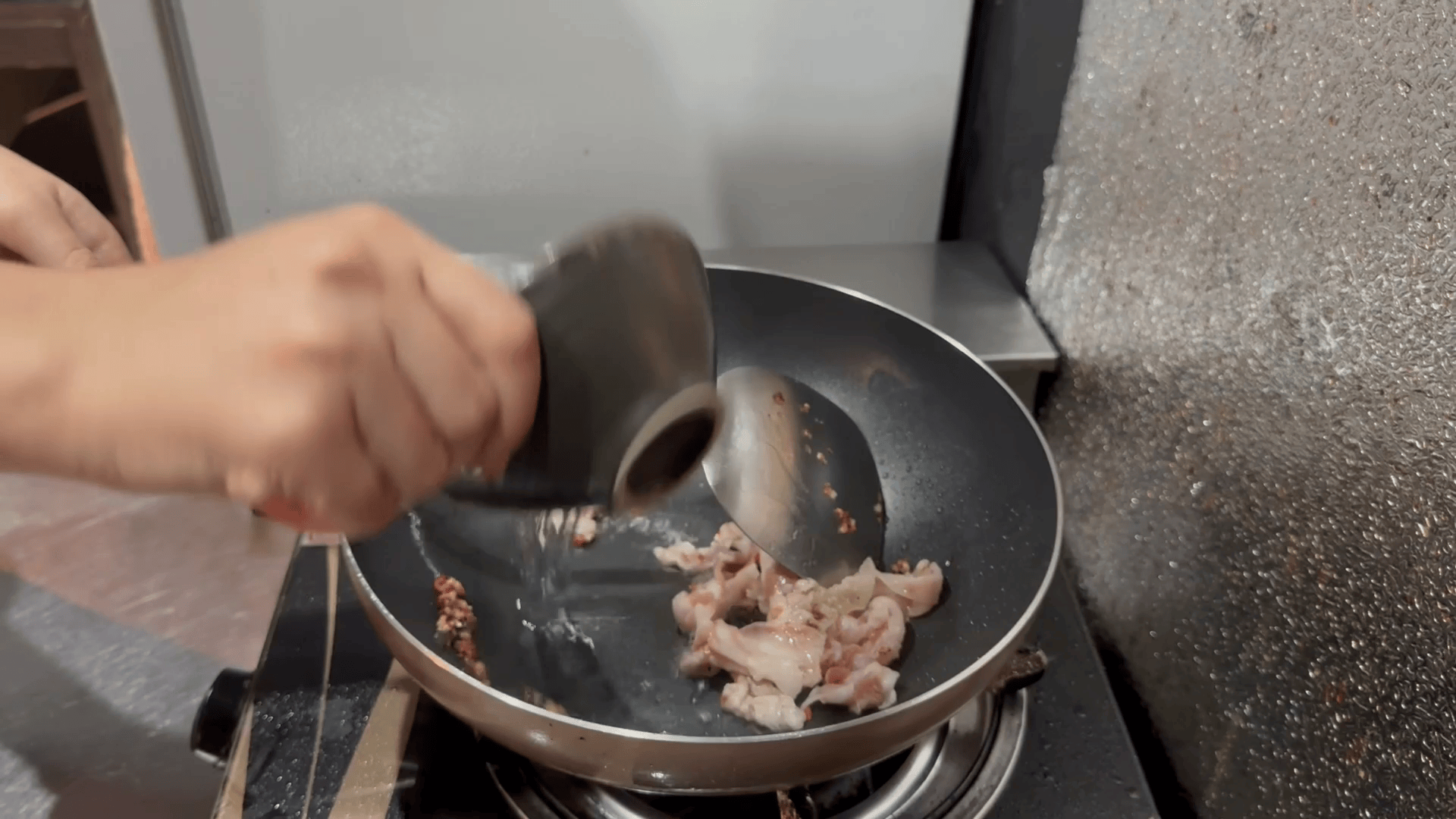 豚肉をほぐしながら炒める