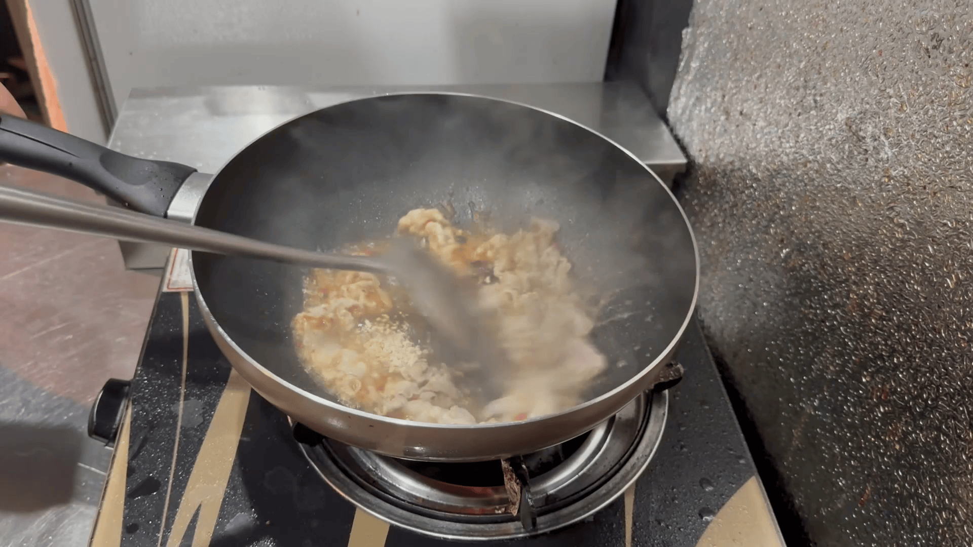 調味料を豚肉へなじませる