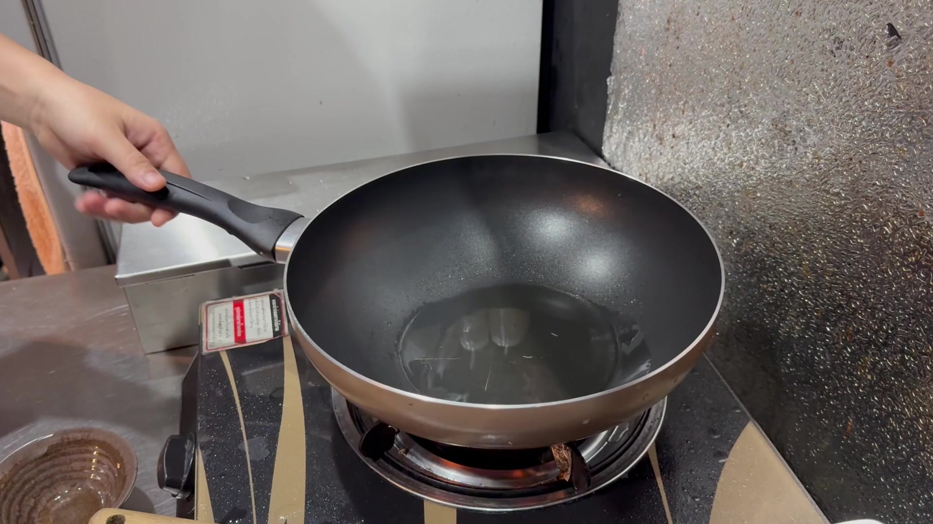 目玉焼き用の油を熱して卵を入れる