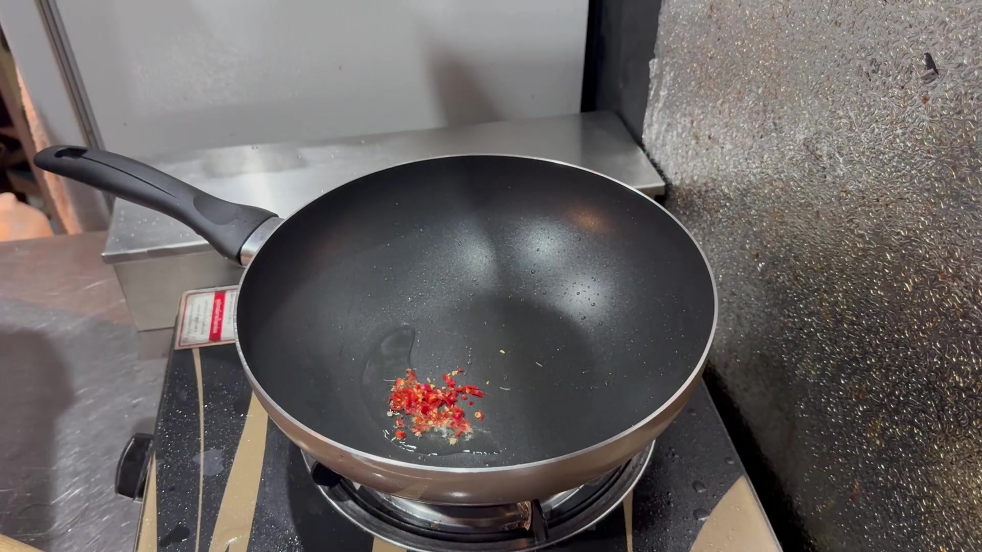 唐辛子を油で炒める