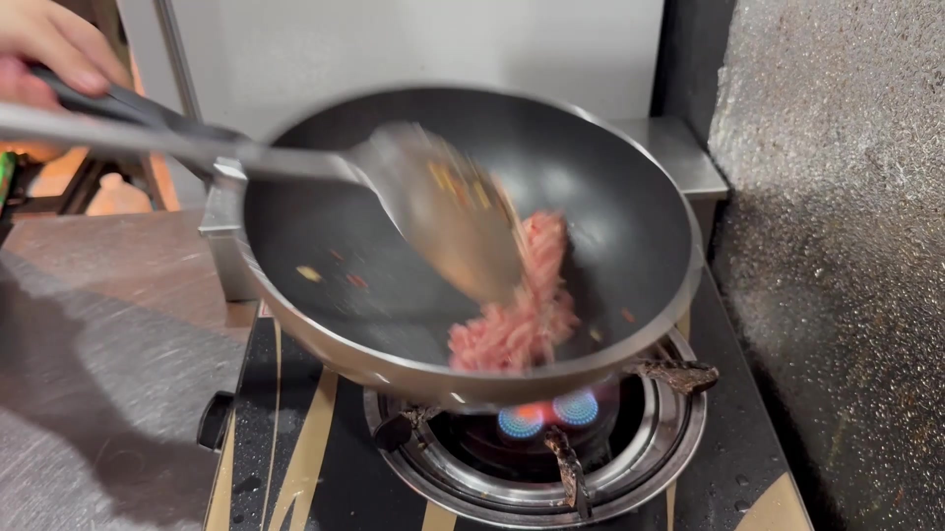 牛ひき肉を加える