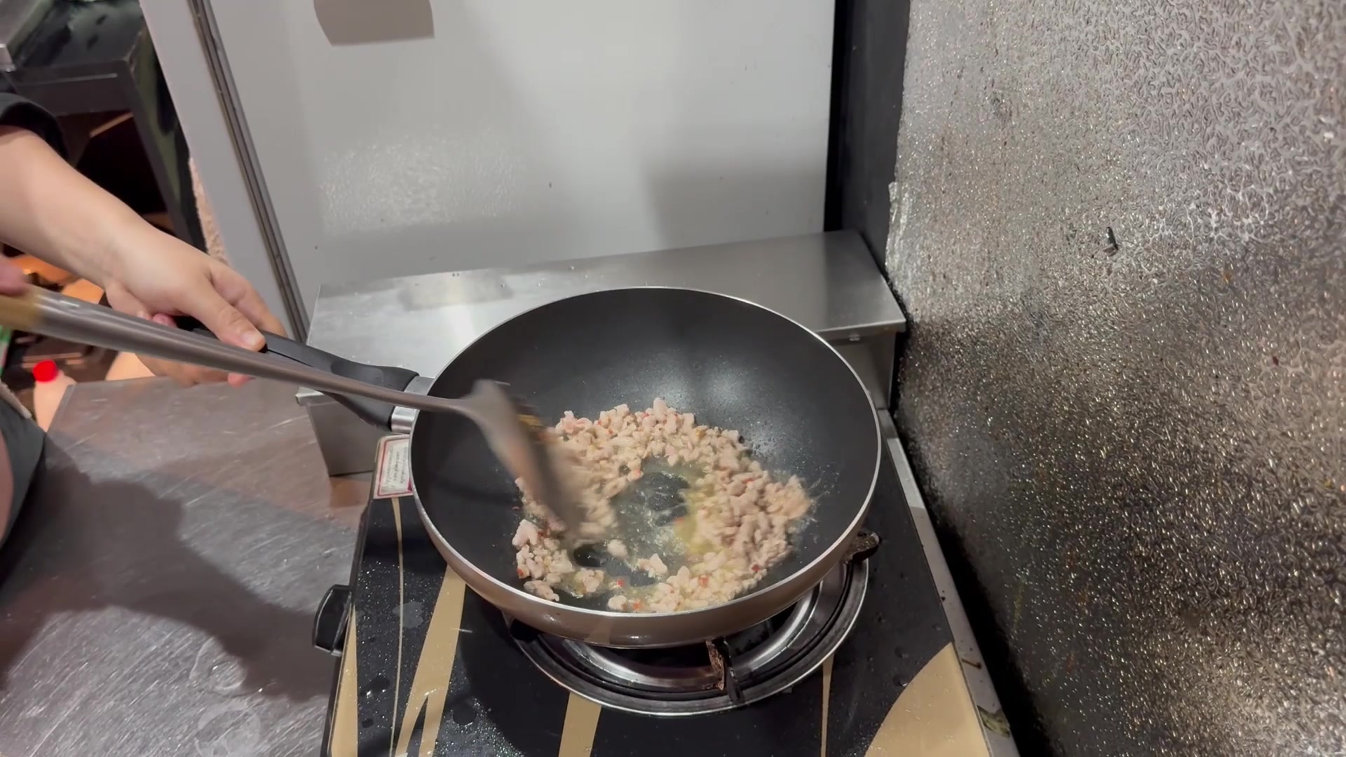 水を加えながら牛ひき肉をほぐす