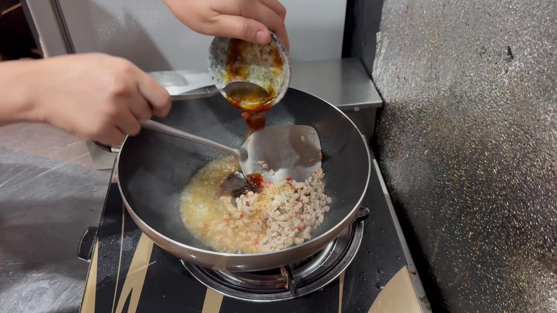 鶏がらスープの素を加える