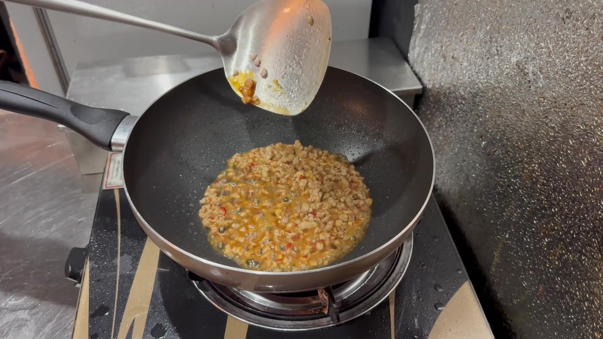 ホーリーバジルを牛ひき肉とさっと炒める