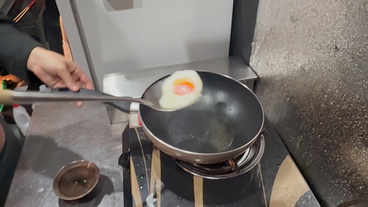 目玉焼きを取り出す