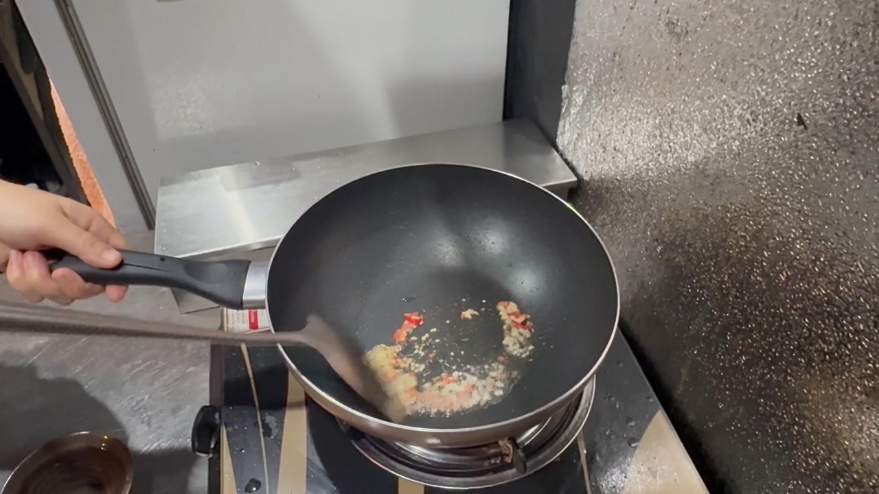 にんにくと唐辛子を炒めて香りを出す