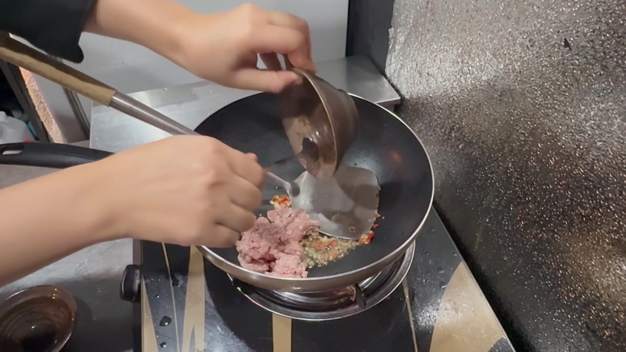 豚ひき肉を加える