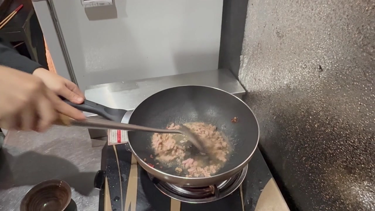 豚ひき肉をほぐして火を通す