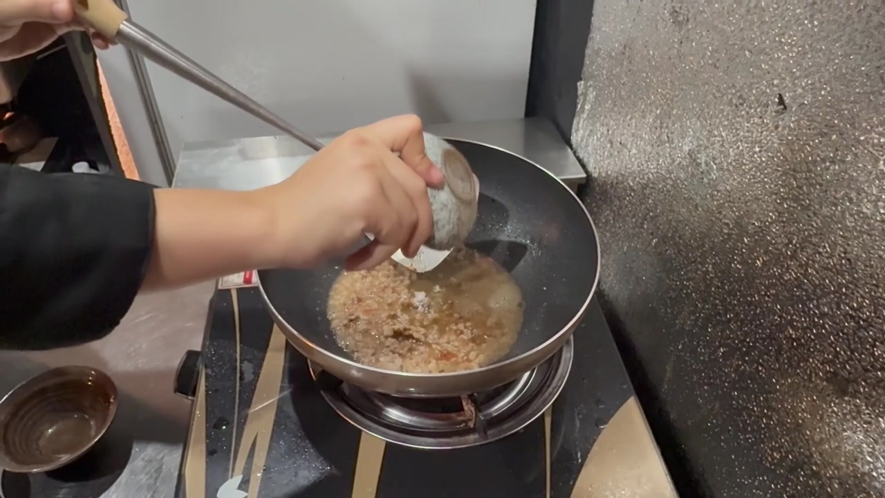 粉末調味料を加える