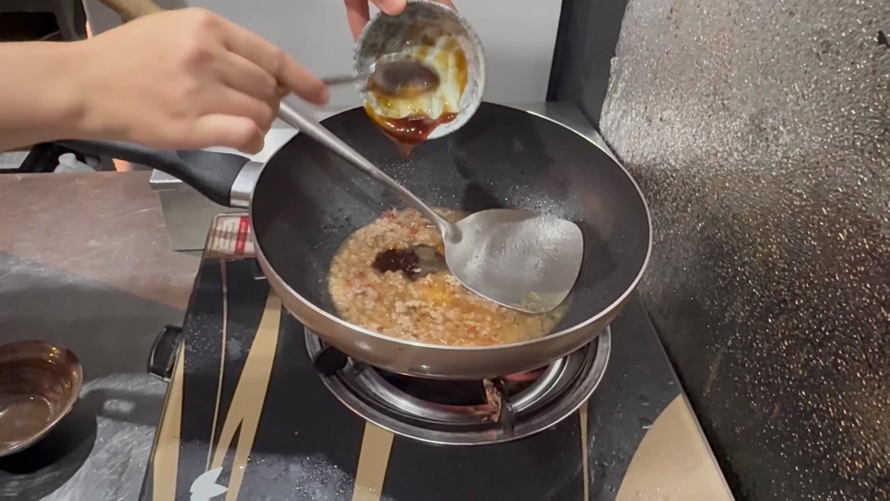 液体調味料を加える