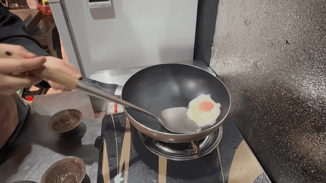 カリッと焼いた目玉焼きを仕上げる