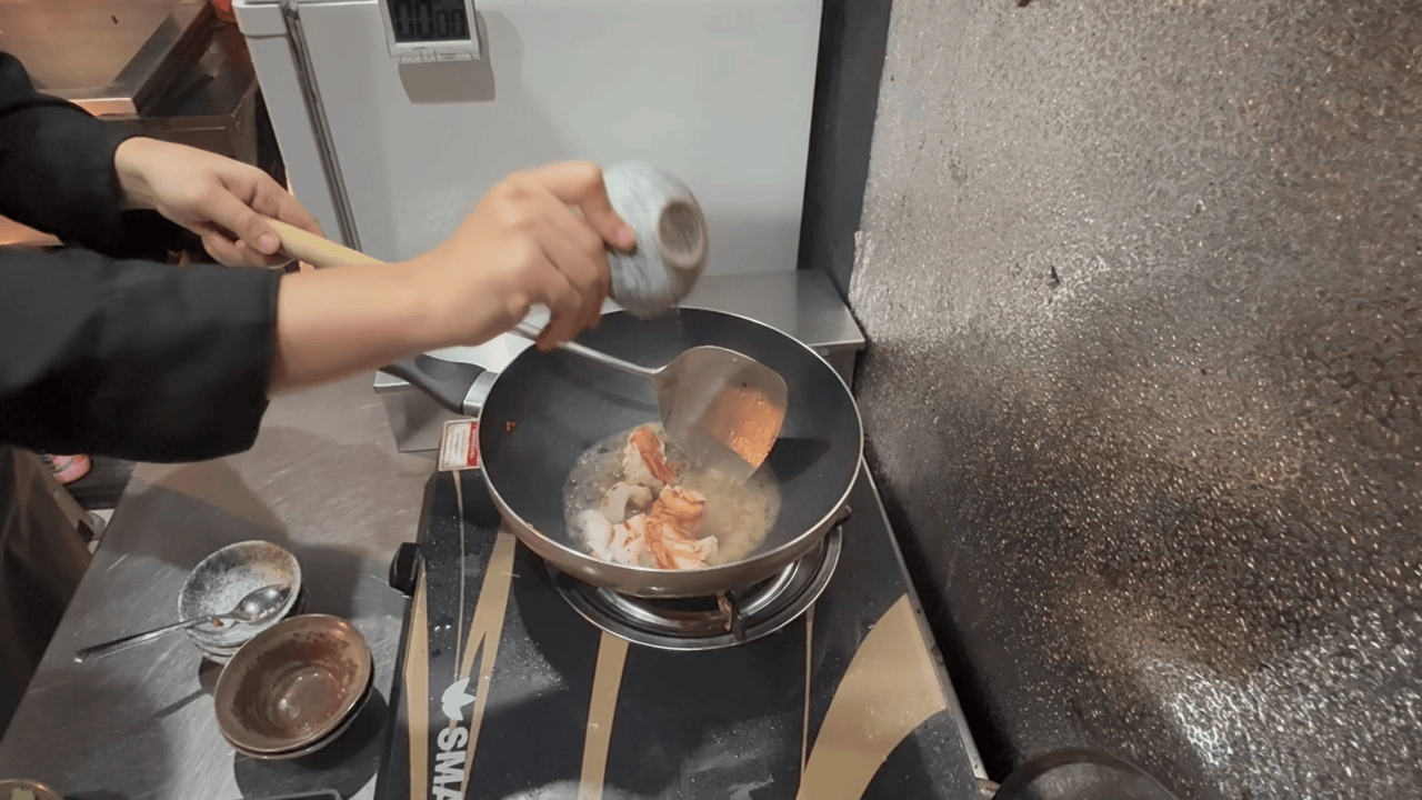 ガパオ・ターレーへ調味料を加える工程1