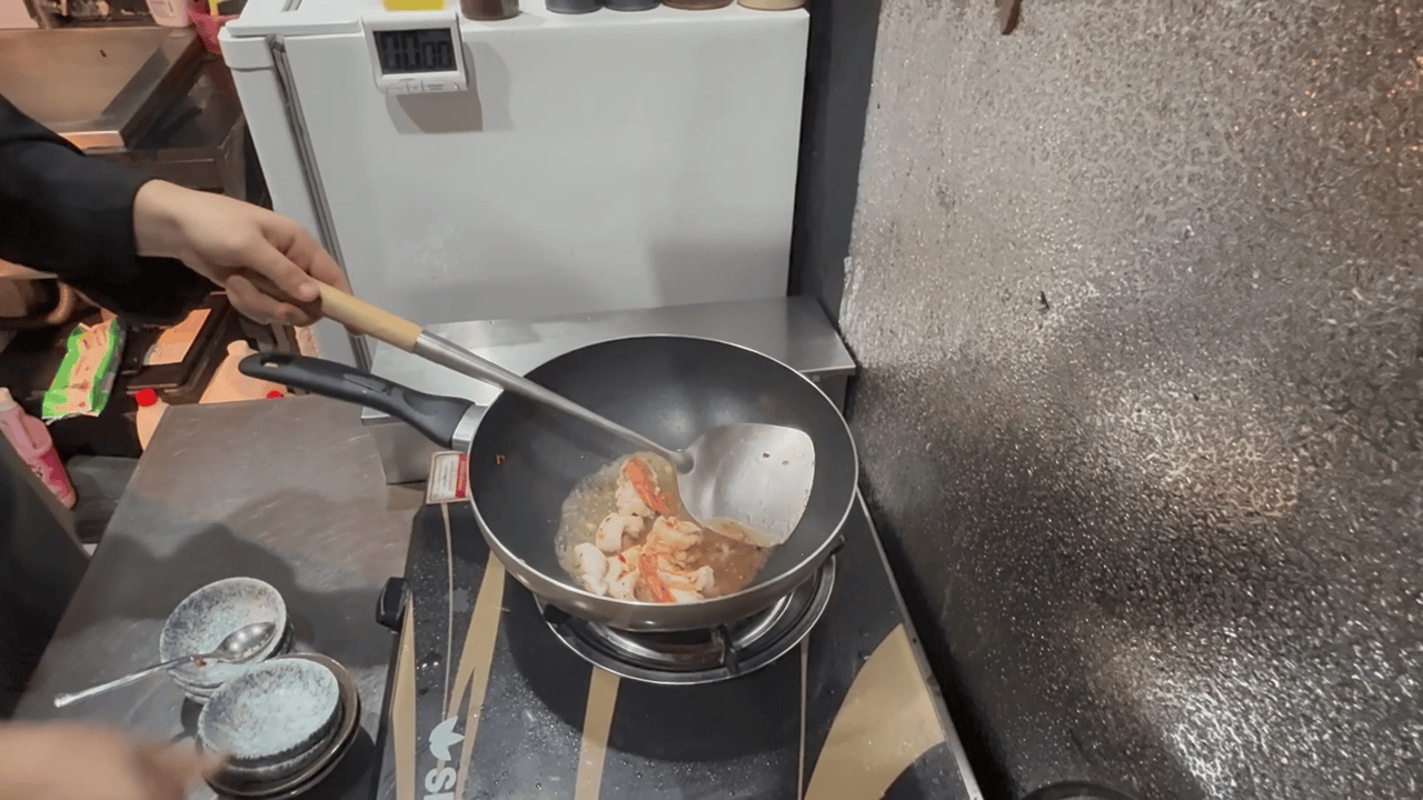 ガパオ・ターレーへ調味料を加える工程2