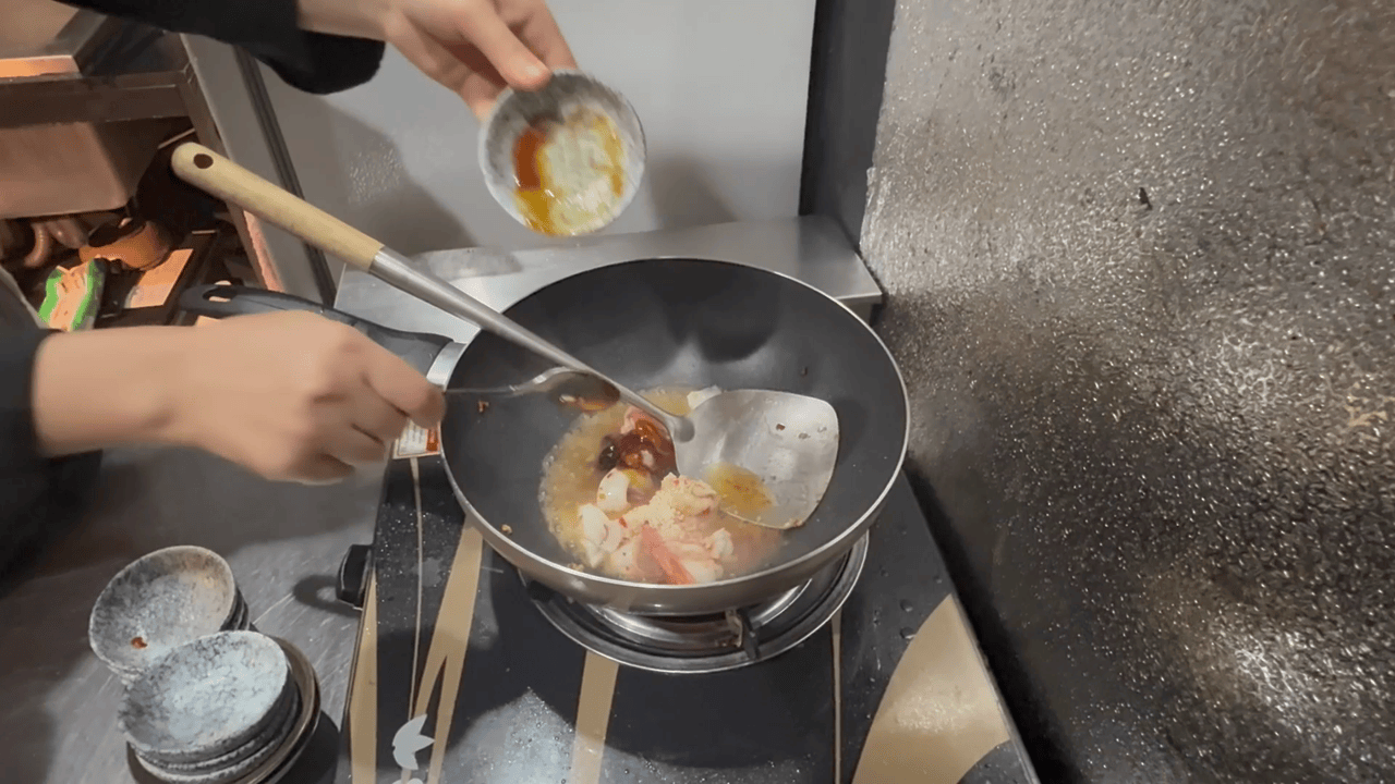 調味料を海老とイカへなじませる