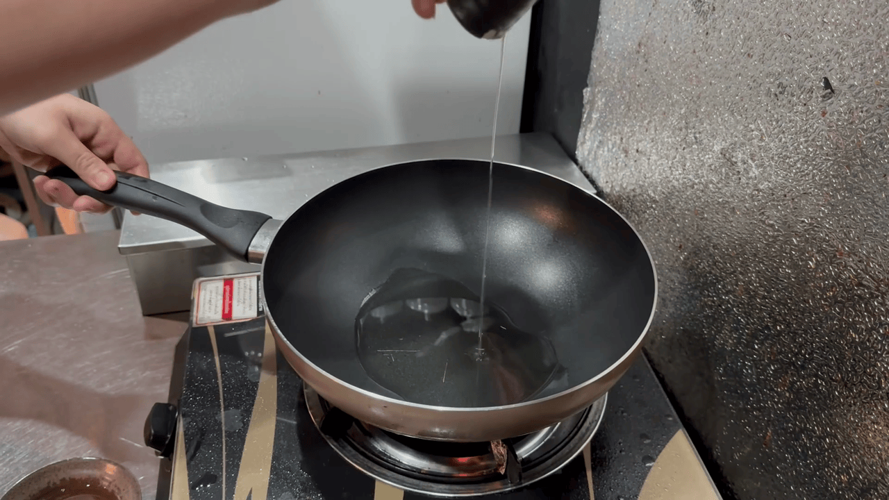 目玉焼き用の油を熱する