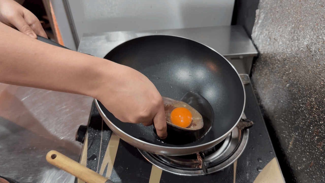 卵をフライパンに入れる