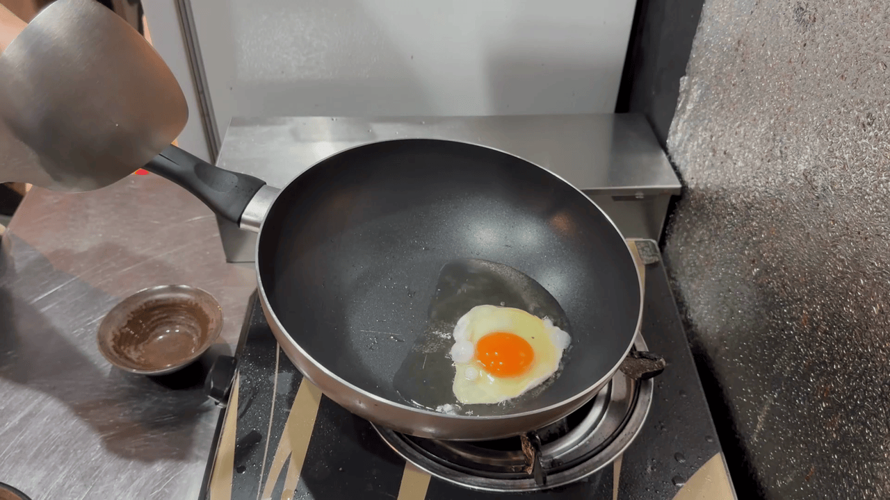 目玉焼きを焼く