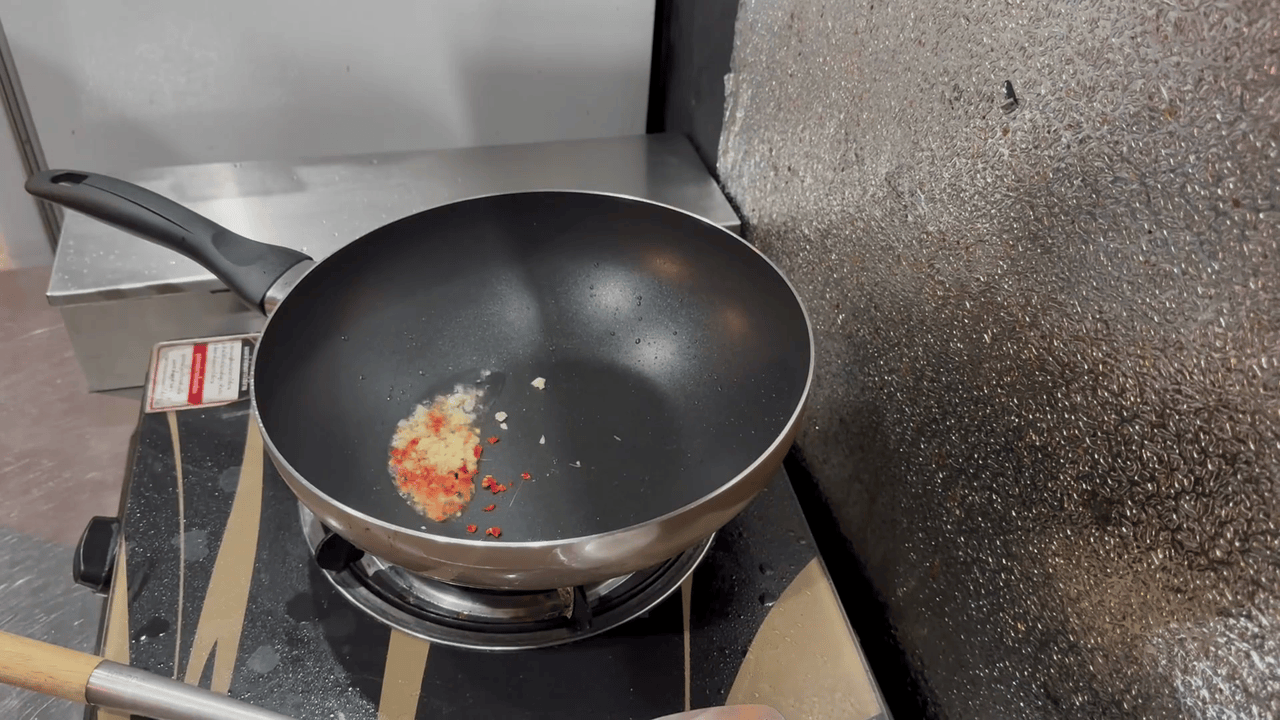 にんにくを炒める