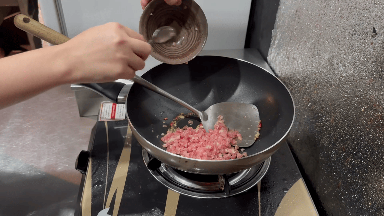 豚ひき肉を加える