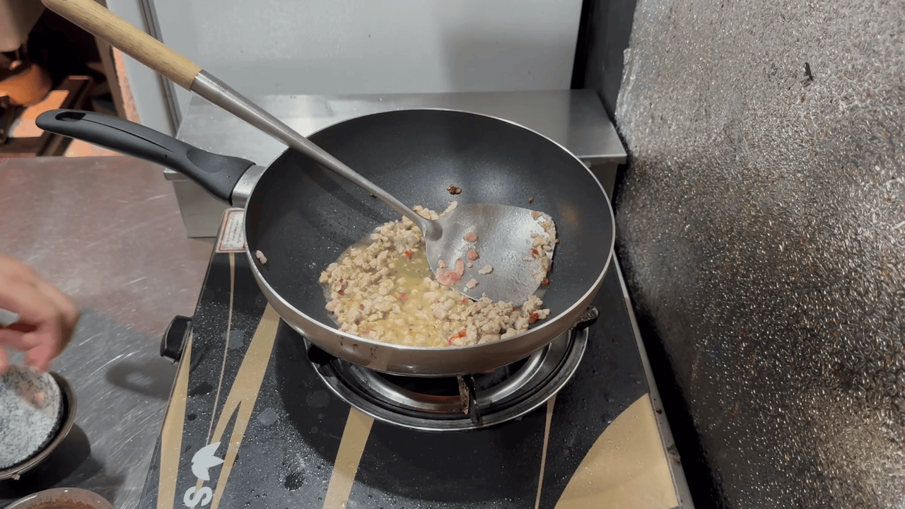 水を加えながら豚ひき肉をほぐす